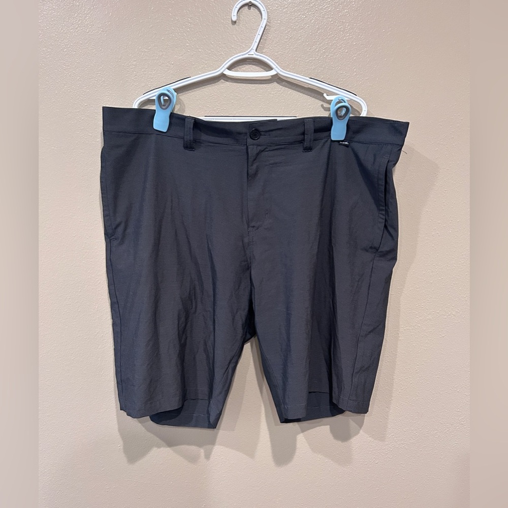 Travis Mathew Carlsbad Gray Stripe Performance Golf Shorts Size 42 x 10.5 in EUC